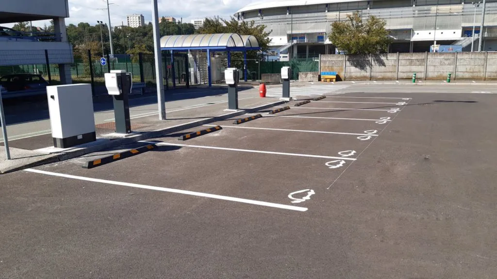 borne-de-recharge-voiture-electrique-entreprise-PSA