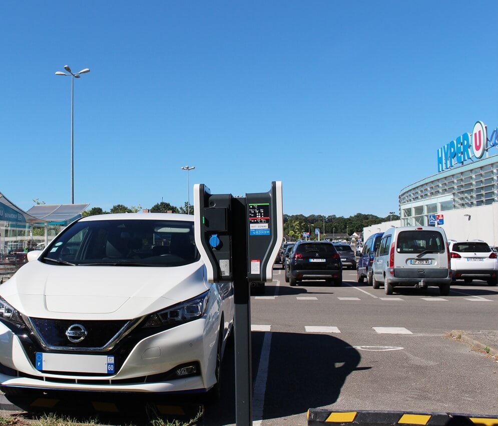 Bornes-electriques-clientele-magasin-Hyper-U