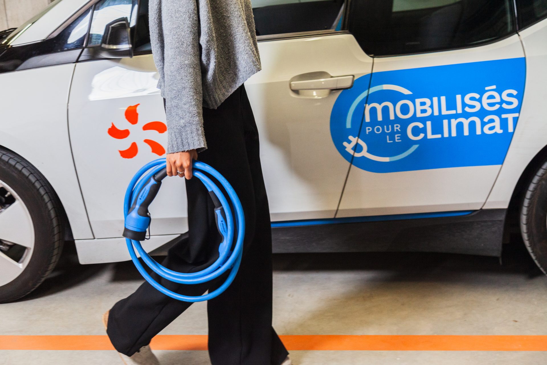 Vous est-il déjà arrivé de ne pas savoir combien de temps votre voiture électrique va mettre à « faire le plein » sur une borne de recharge ? Si oui, on vous explique tout ! Rouler en voiture électrique vous ouvre une toute nouvelle expérience de conduite… et de recharge ! Pour des déplacements sereins, voici les points essentiels à prendre en compte dans vos habitudes afin d’être à l’aise dans le choix des bornes de recharge et optimiser votre temps de recharge.