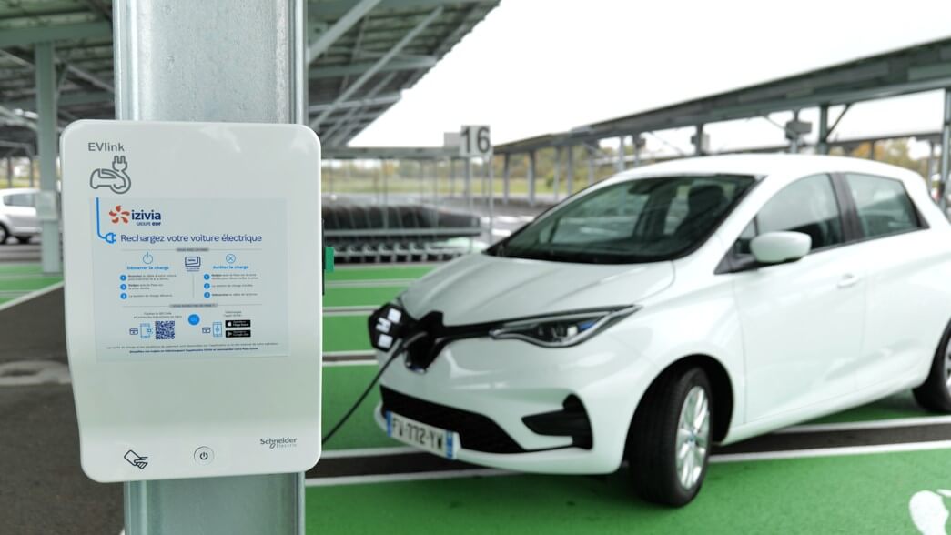 ombrieres-photovoltaiques-izivia-bornes-recharge